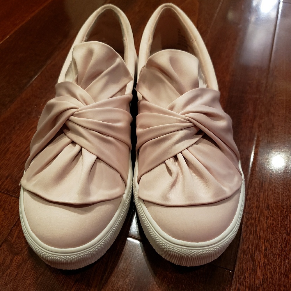 Pink bow slip on